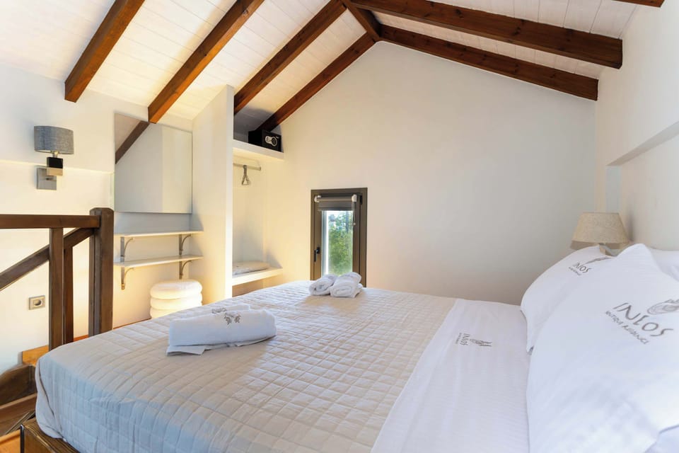 Double Bedroom with Sliding Doors to Balcony and Neutral Décor
Relaxing space with easy indoor-outdoor flow, simple modern design, and access to a private outdoor sitting area.