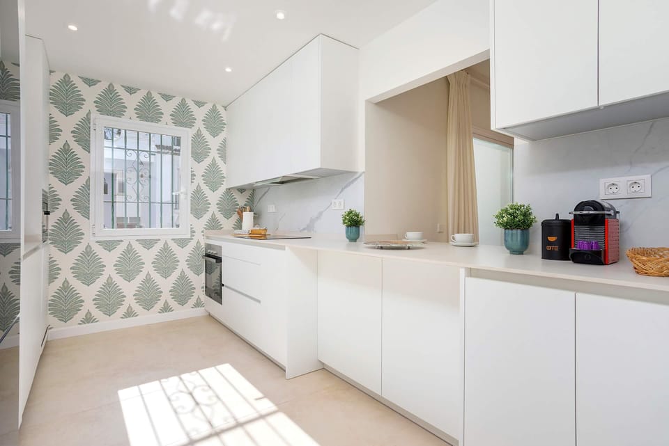 Apartment (3 Bedrooms) | Private kitchen | Full-size fridge, microwave, oven, stovetop