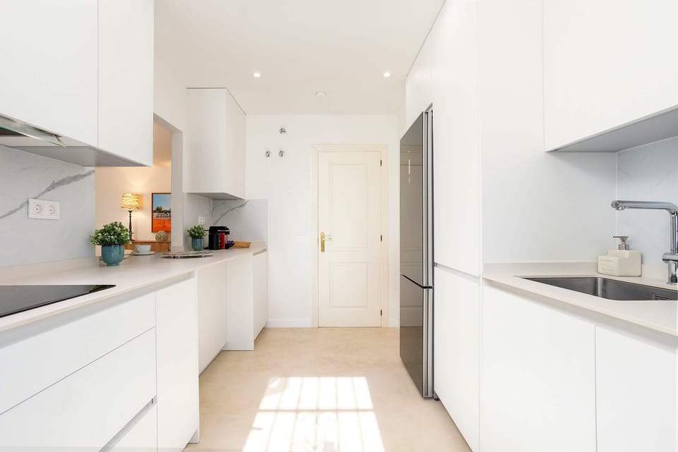 Apartment (3 Bedrooms) | Private kitchen | Full-size fridge, microwave, oven, stovetop