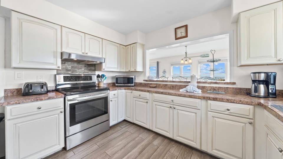Full kitchen