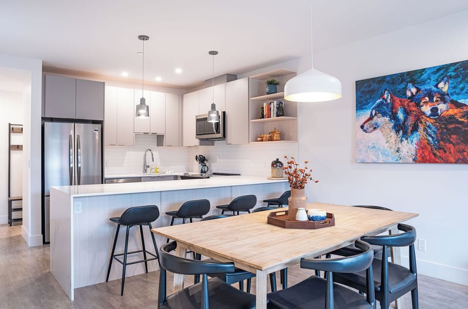 Bluebird Daze (Unit 4207) | In-room dining