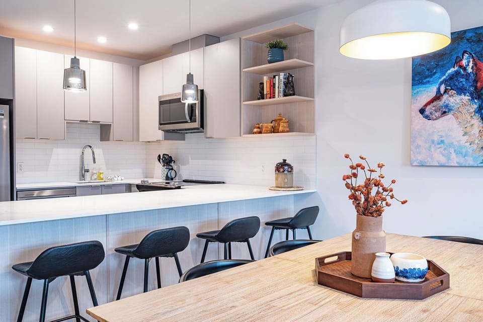 Bluebird Daze (Unit 4207) | In-room dining