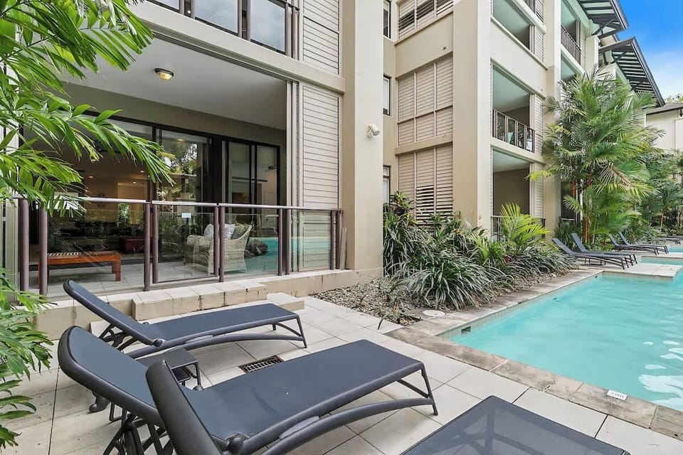An idyllic ground-floor apartment with direct access to the pool and sun loungers.
