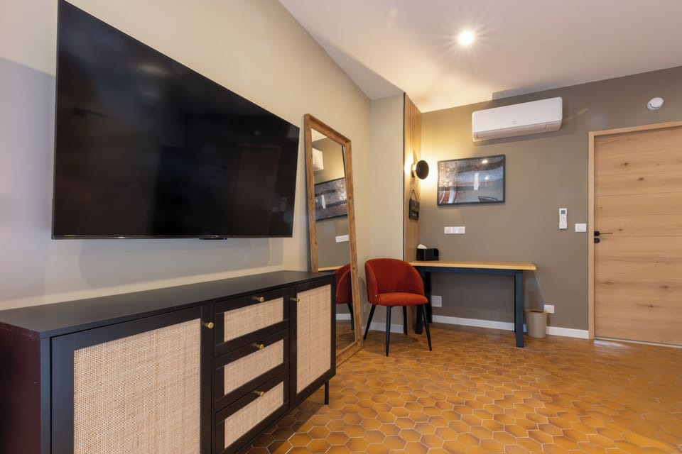 Double Room, Courtyard View | In-room safe, soundproofing, free WiFi