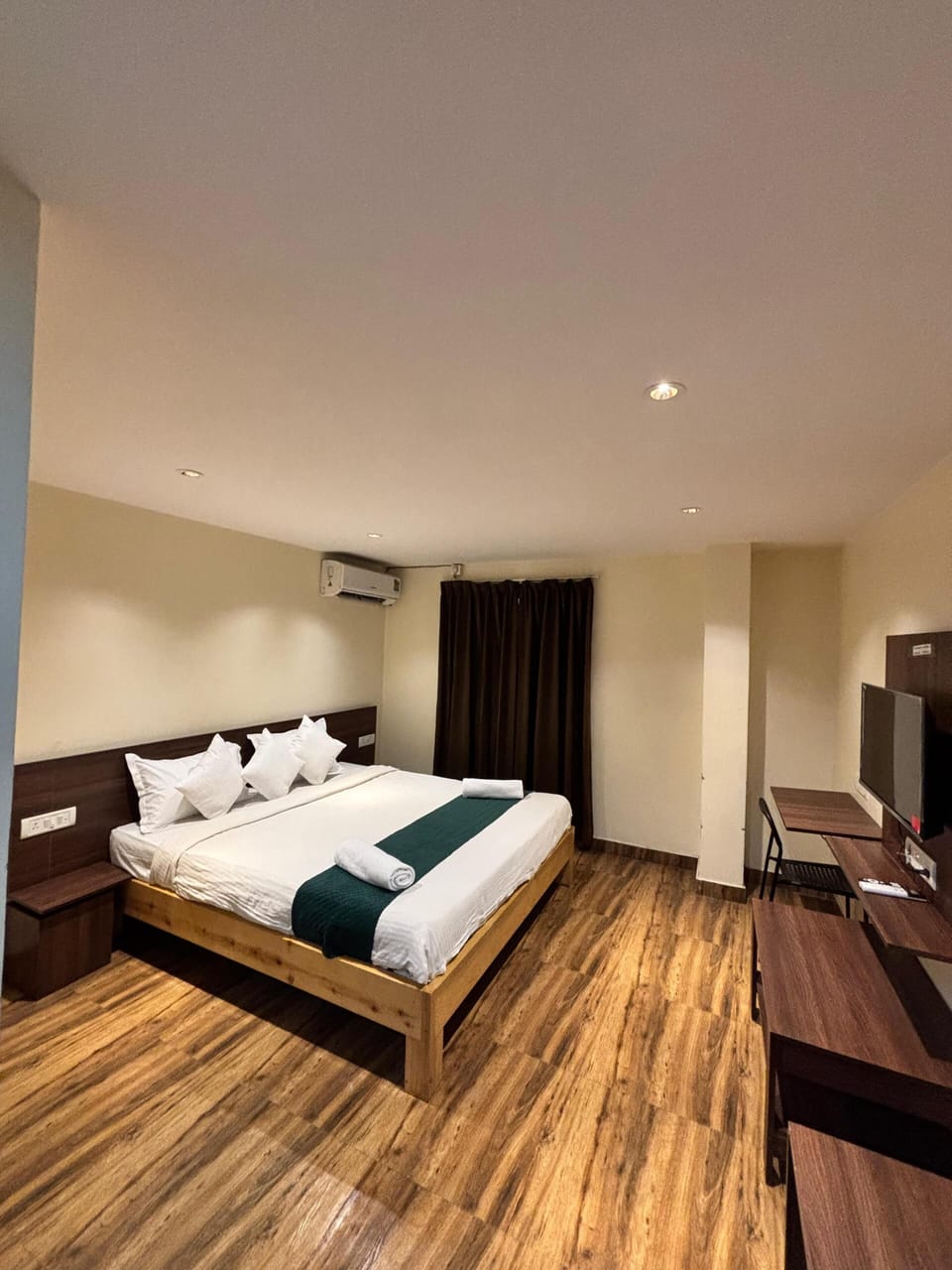 Deluxe Double Room | Soundproofing, iron/ironing board