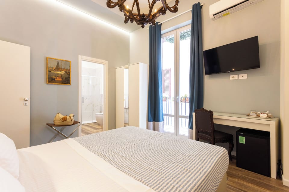 Standard Double Room | In-room safe, desk, laptop workspace, soundproofing