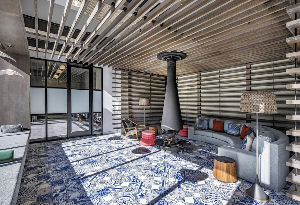 Step into a modern shared lounge that feels both luxurious and inviting.
Ideal for quiet evenings, casual meetings, or friendly chats.