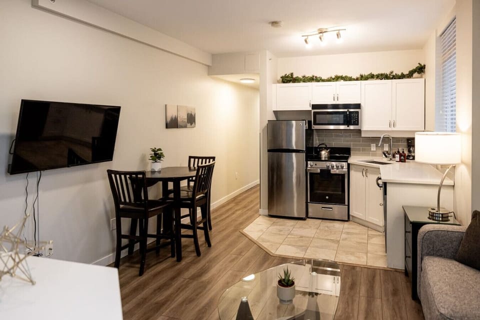 Everything you need is here! Open plan living, cute patio and warm fireplace! not to mention the fully equipped  kitchen and bathroom with bath tub! What more could you need to have the best holiday?!