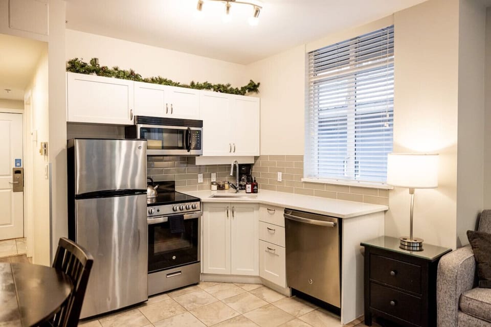 Make a gourmet breakfast meal before you hit the slopes or order takeout and put the dishes in the dishwasher, whatever you decide: the kitchen is well-equipped for your needs!