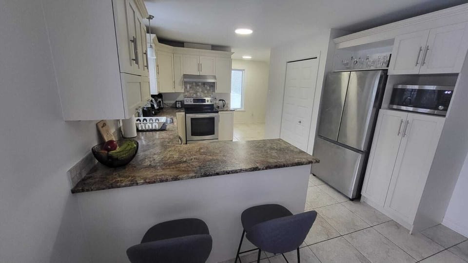 Full kitchen with two extra seats (high chairs)
