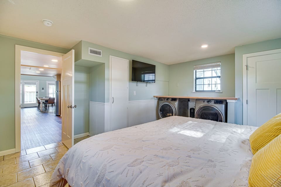 Bedroom 1 | 1st Floor | King Bed | Washer/Dryer