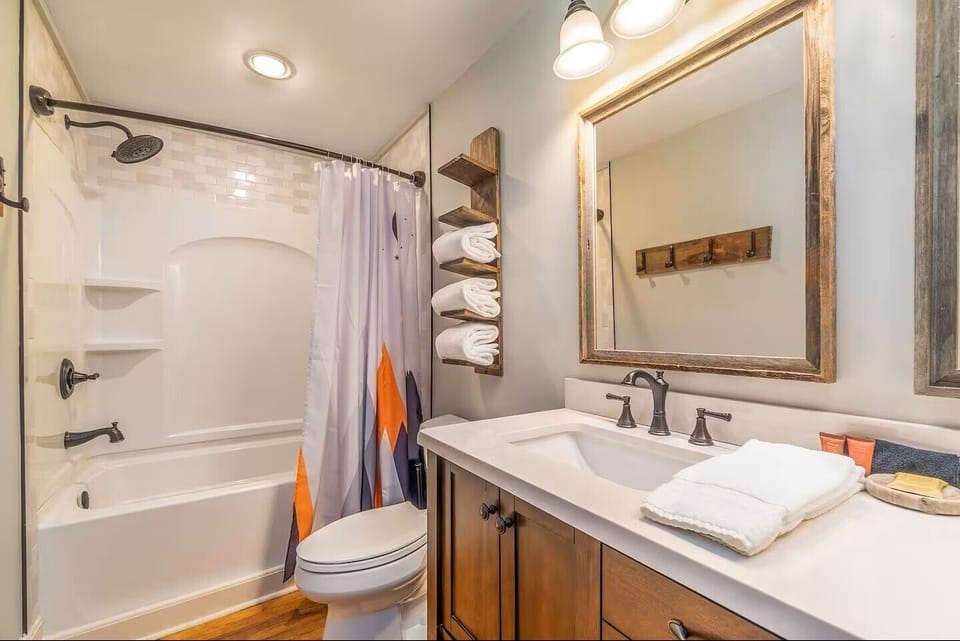 Full bathroom with amenities. Free Wi-Fi. King Bedroom. Sleeps 4. Bryson City.