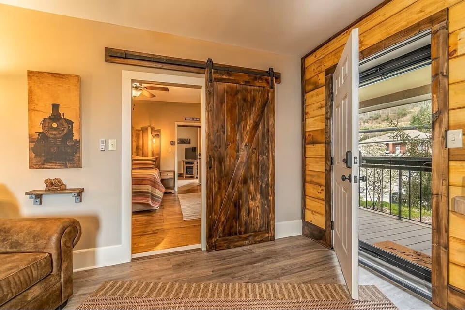 Downtown Bryson City Loft. Near Cherokee Harrah's Casino. Walk to Polar Express.