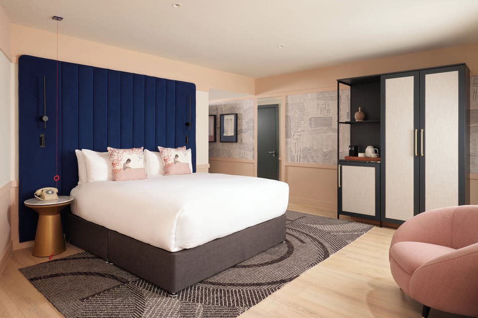 Standard Room, 1 King Bed, Accessible | In-room safe, desk, laptop workspace, blackout drapes