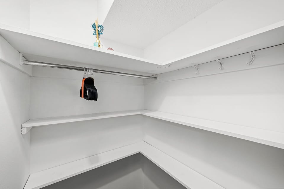 Closet with plenty of space for your personal belongings.