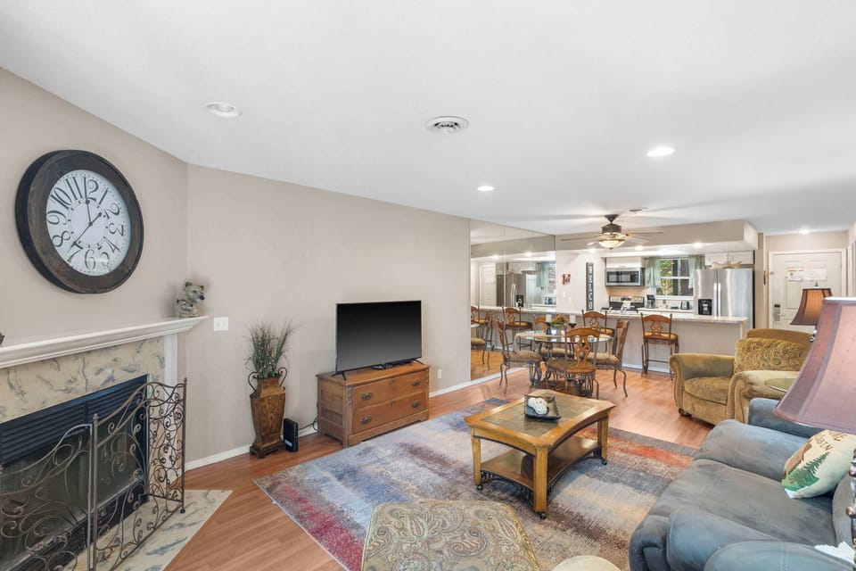 Condo, Multiple Beds, Balcony (River Song) | Living area