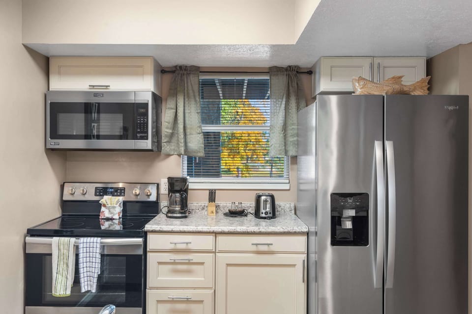 Condo, Multiple Beds, Balcony (River Song) | Private kitchen