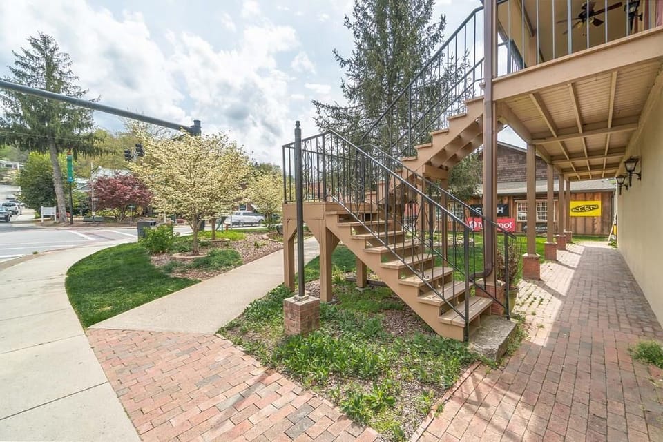 Luxury downtown loft. Sleeps 4. Conveniently located. Walk everywhere.