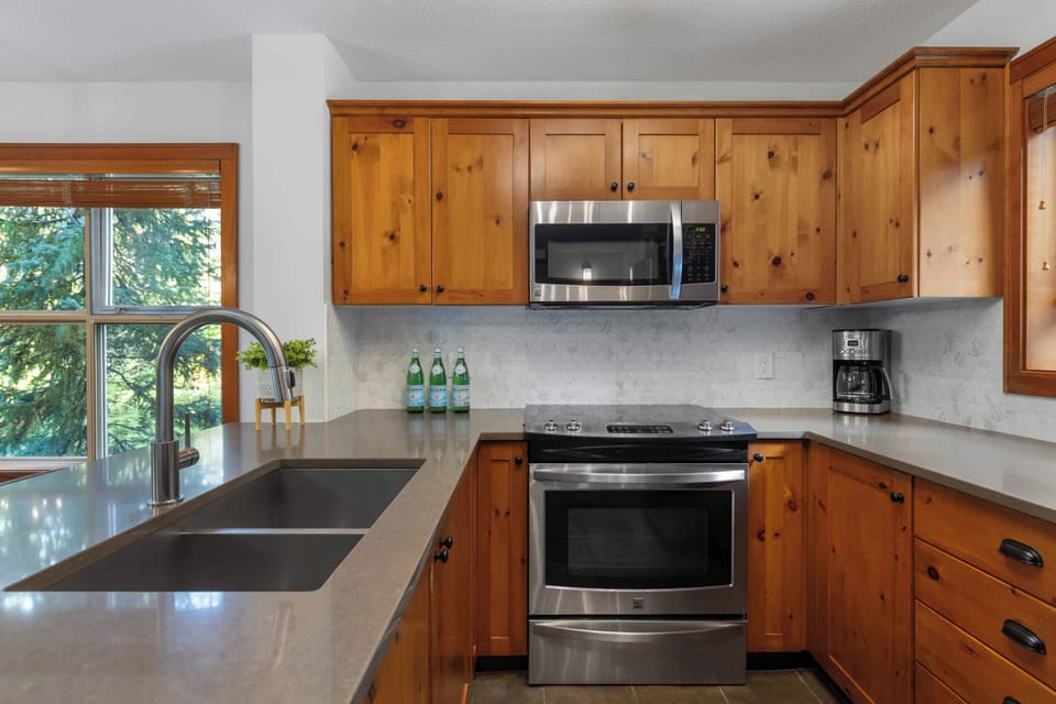 - Modern kitchen with stainless appliances and wood cabinets  
- Spacious counters perfect for easy meal prep  
- Bright windows bringing in fresh mountain light  