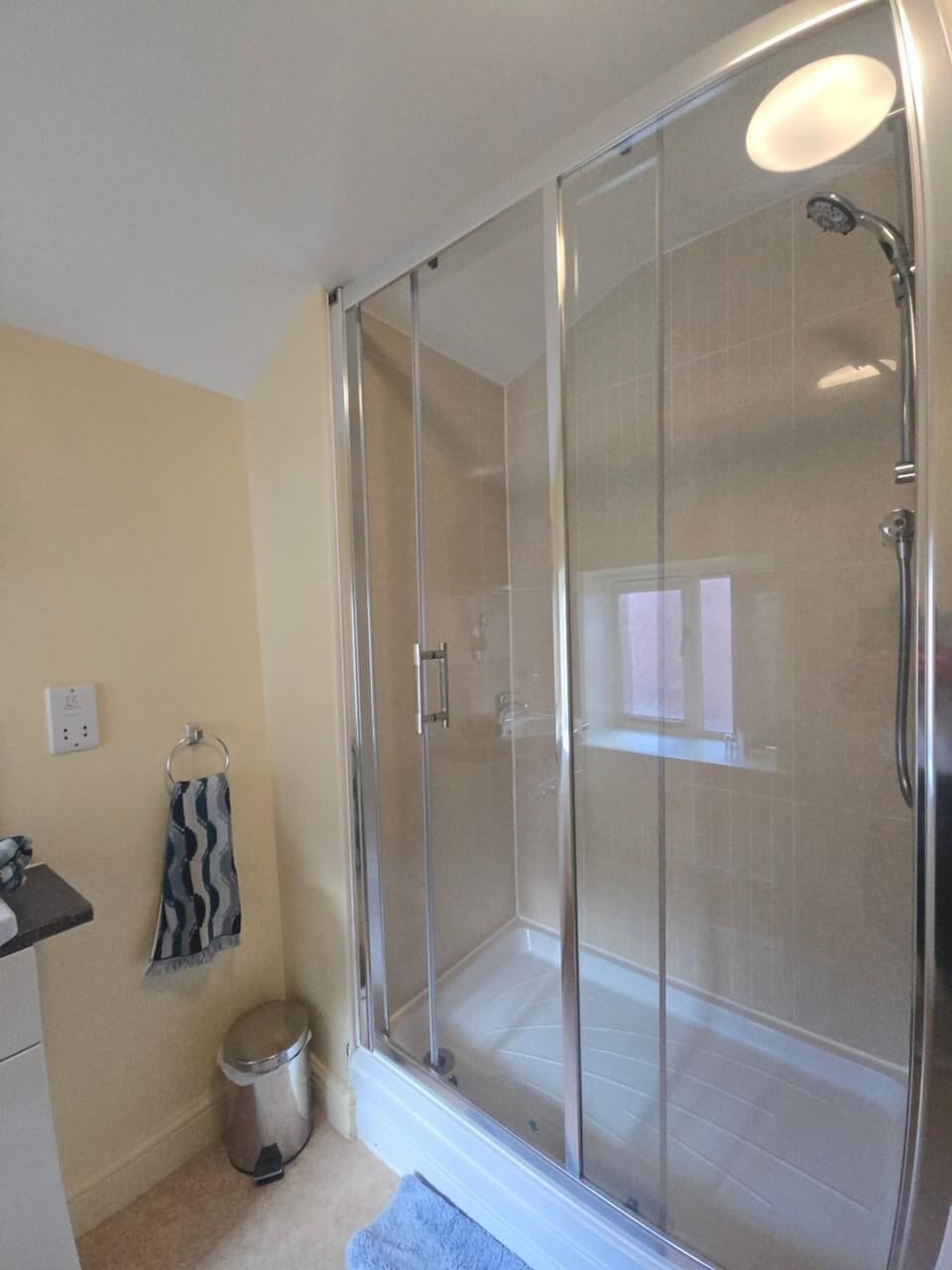 Family Twin Room | Bathroom | Towels, soap, shampoo, toilet paper