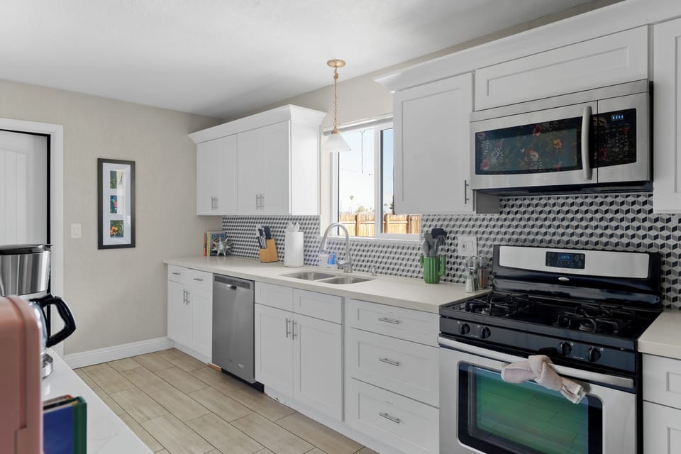 Cook like a professional! Enjoy this big, open kitchen. 