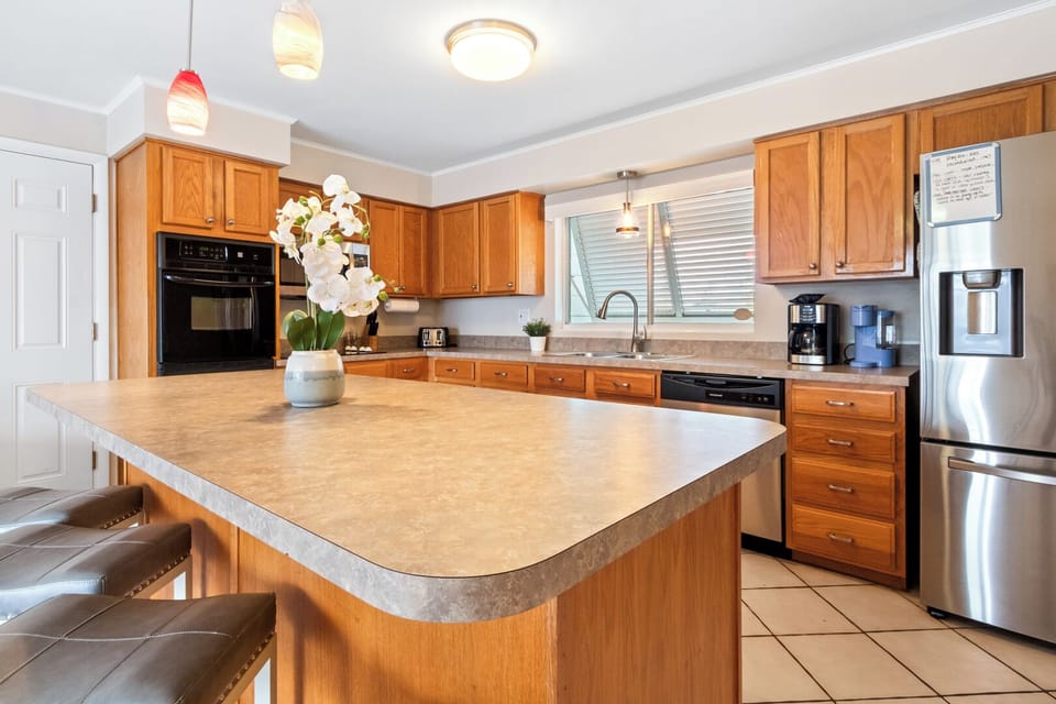 Clean & modern kitchen with lots of counter space to make your favorite meals