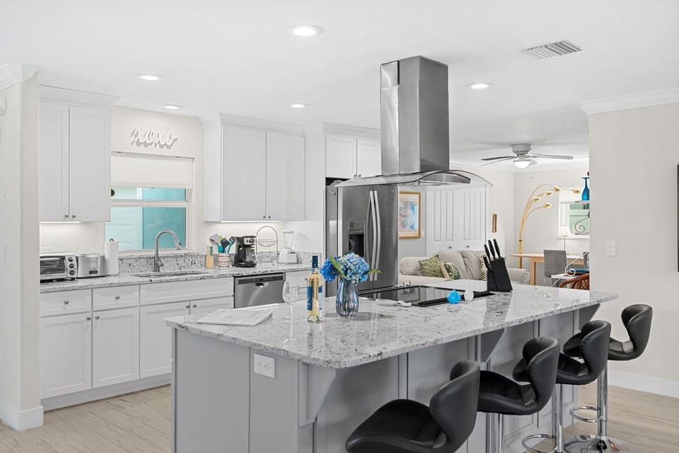 Bright & airy fully equipped kitchen
