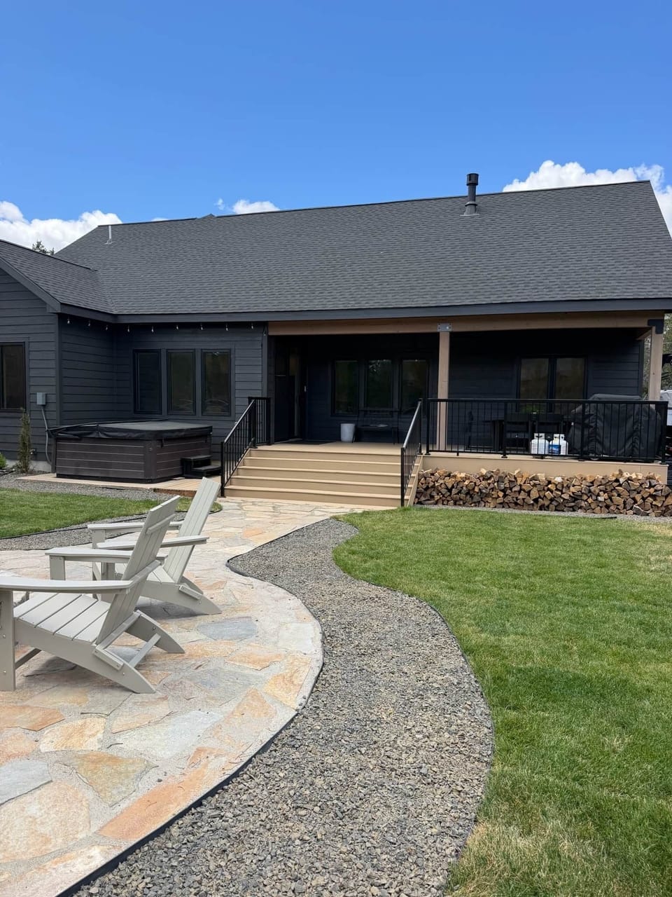 Backyard patio w/ hot tub / firepit