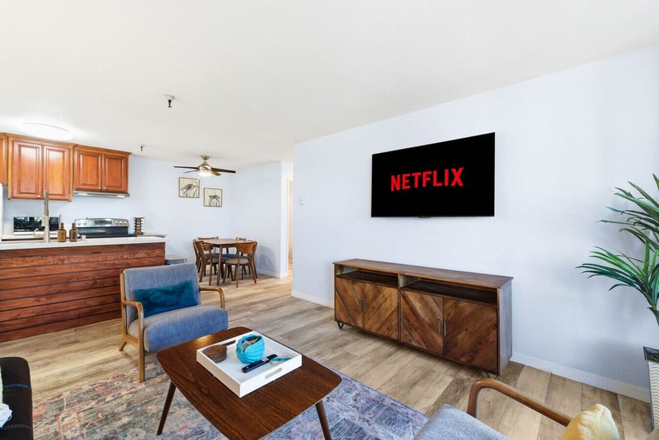 Open-concept living and dining area designed for comfort, featuring a fully equipped kitchen and space to gather with family and friends.
