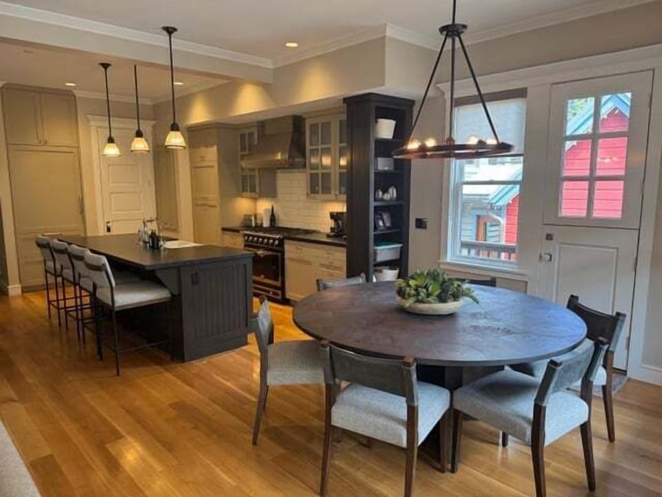 Open Layout with dining for up to 8 Guests