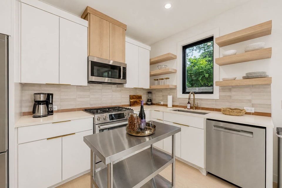 Spacious Kitchen perfect for entertaining!