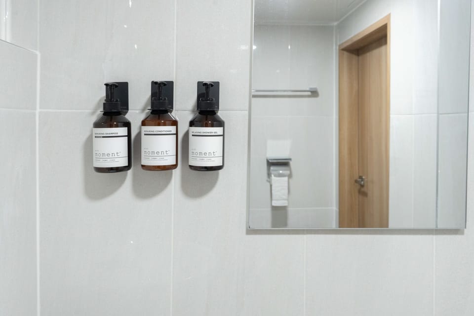 5PY Standard | Bathroom | Hair dryer, slippers, towels, shampoo