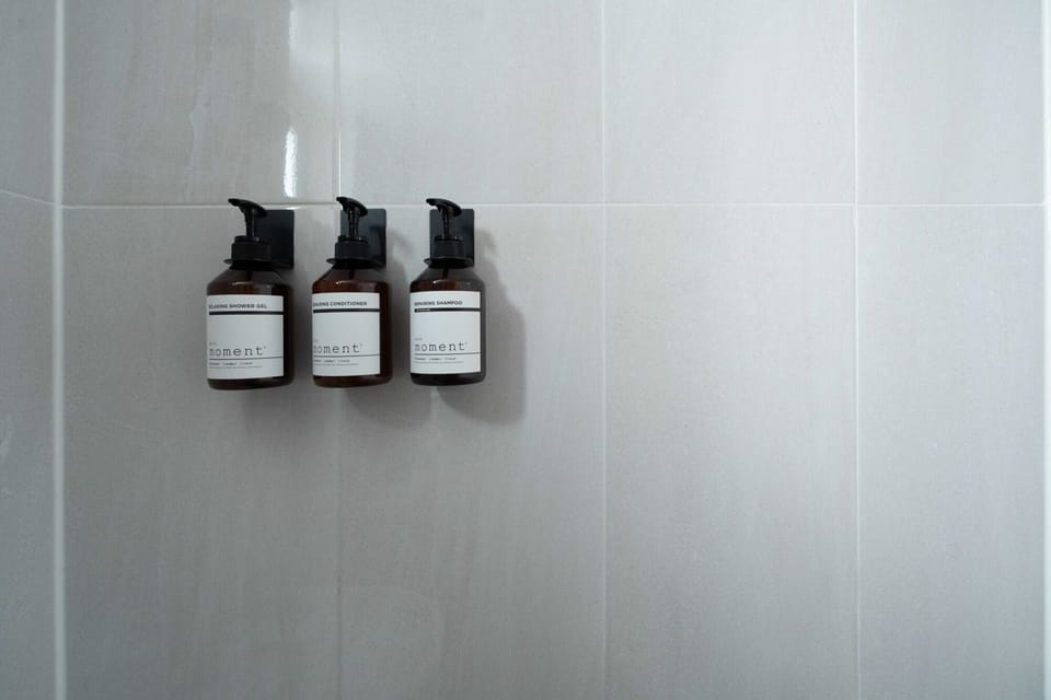4PY Business | Bathroom | Hair dryer, slippers, towels, shampoo