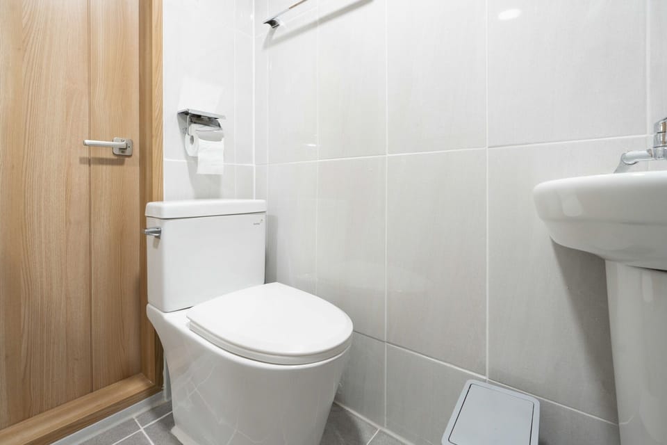 7PY Deluxe | Bathroom | Hair dryer, slippers, towels, shampoo