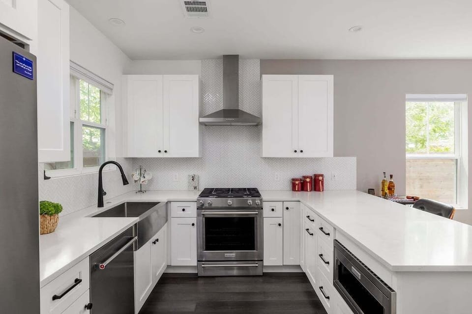 Fully Equipped Modern Kitchen / Gas Range