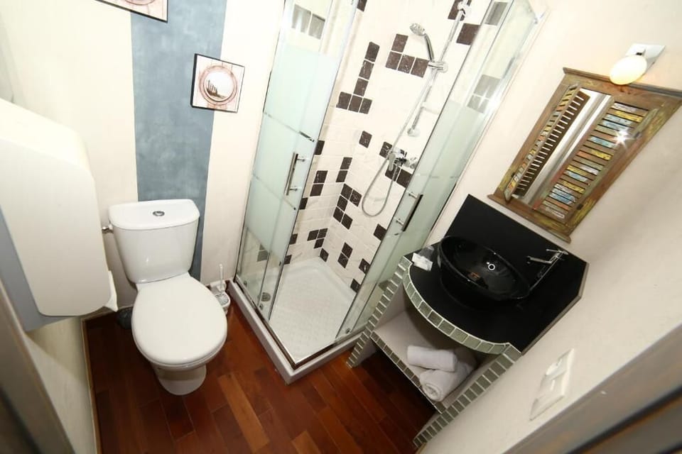Shower, free toiletries, hair dryer, towels
