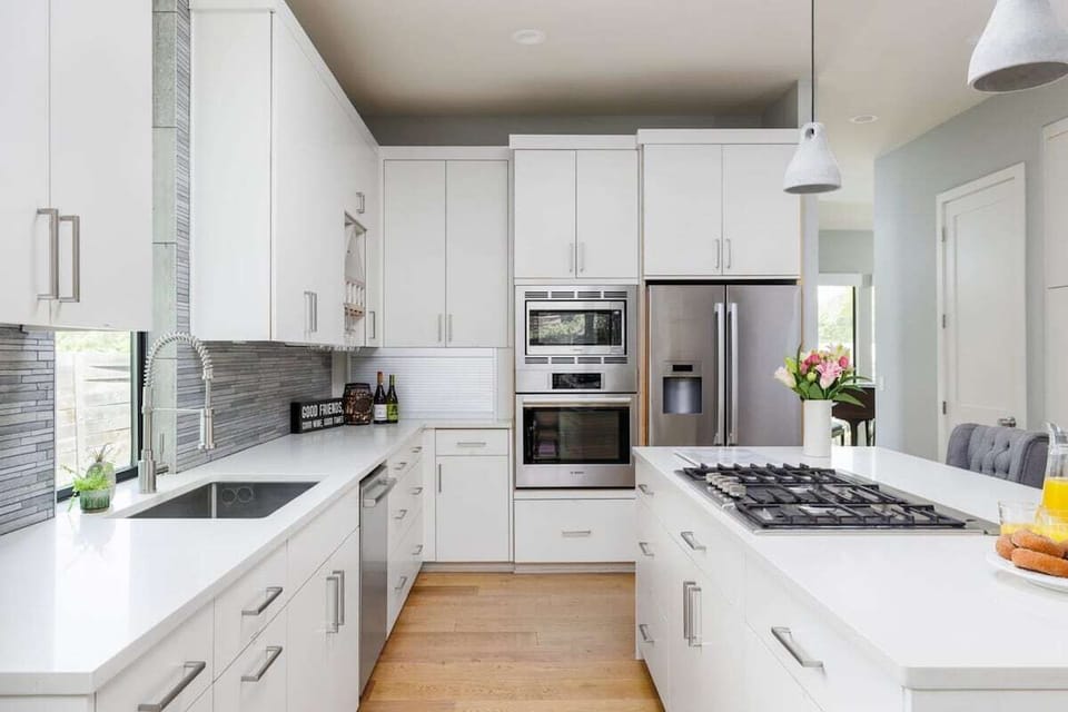 Fully Equipped Chef's Kitchen / Gas Range