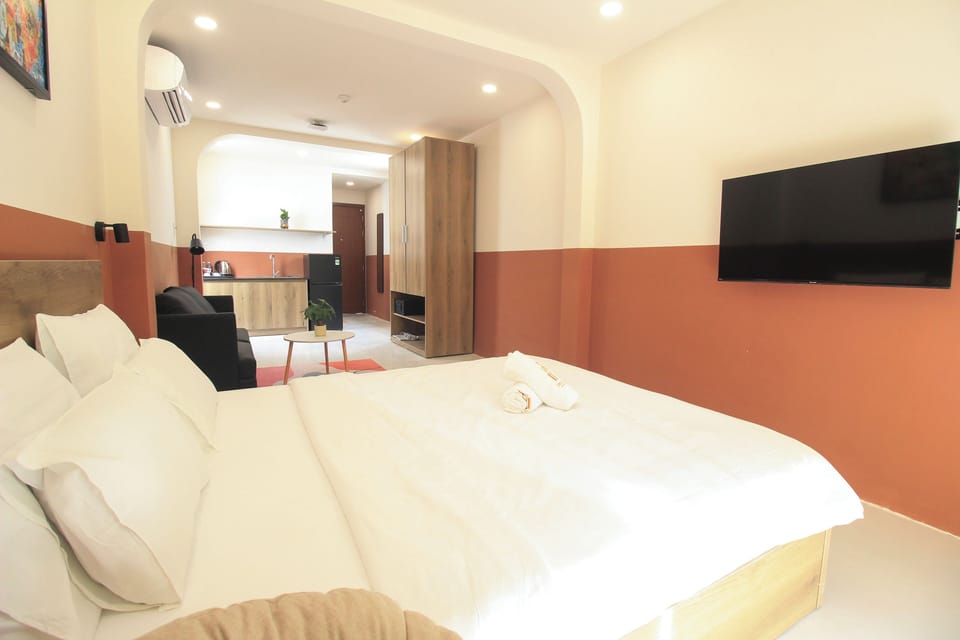 Studio Suite, 1 Queen Bed, Balcony | In-room safe, desk, blackout drapes, free WiFi