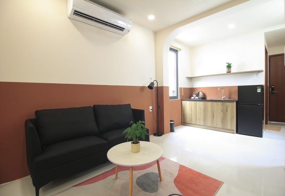 Studio Suite, 1 Queen Bed, Balcony | Private kitchen | Fridge