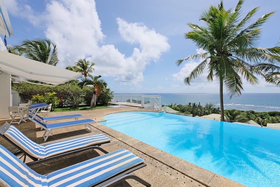 Villa Noé can accommodate 6 people. An incredible view, a beautiful terrace, and a generous infinity pool.