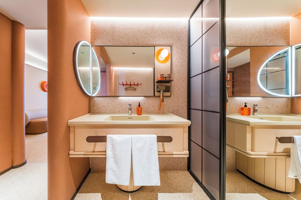 Superior Twin Room | Bathroom | Shower, hair dryer, slippers, towels