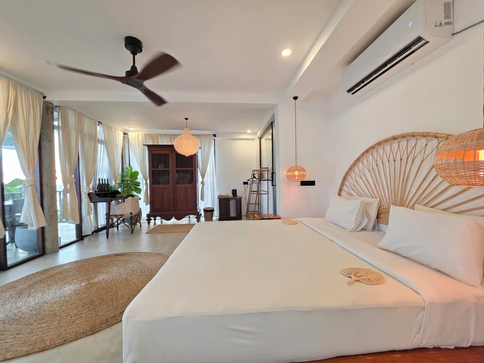 Deluxe Suite, Sea View | Egyptian cotton sheets, premium bedding, minibar, desk