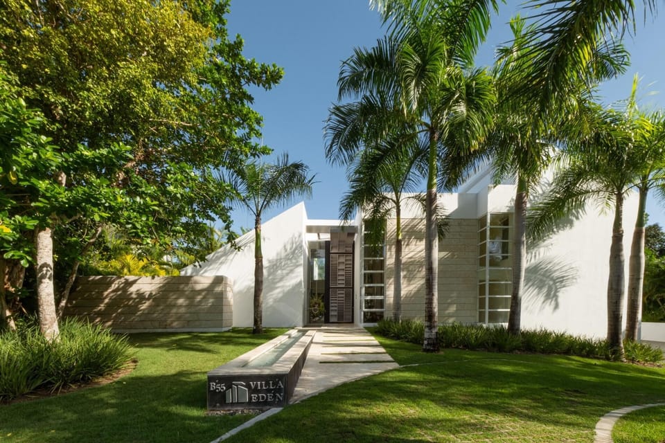Modern luxury w/ outdoor movie theater and chef (7160)