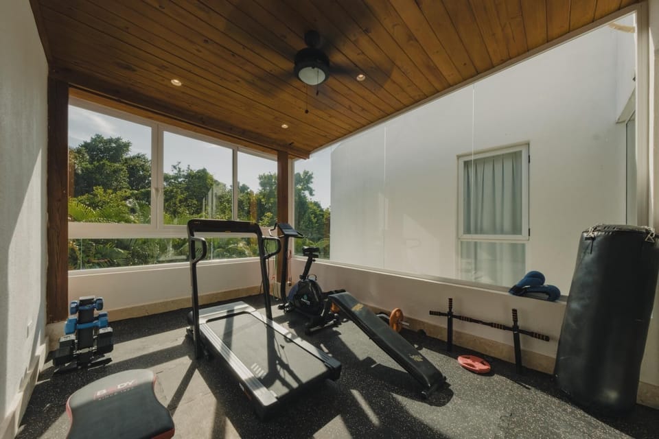 Modern luxury w/ outdoor movie theater and chef (7178)