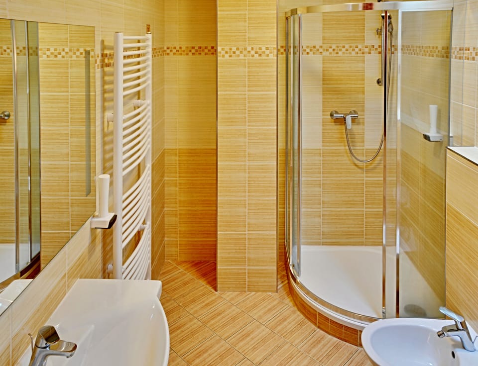 Standard Triple Room, Private Bathroom | Bathroom | Free toiletries, towels