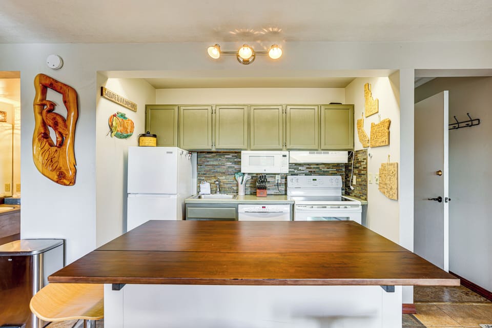 Kitchen | Dishwasher | Microwave | Breakfast Bar
