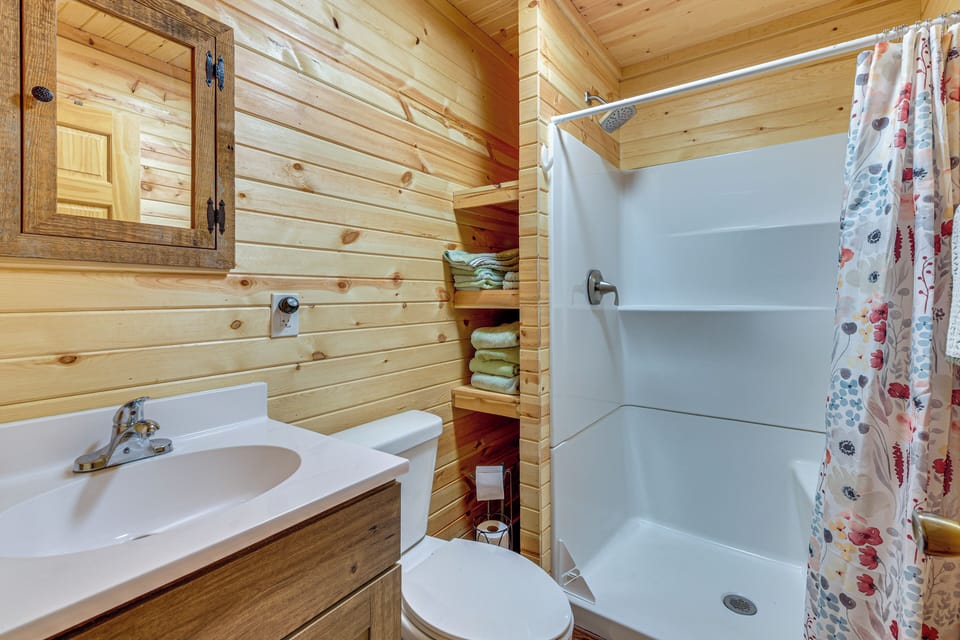 Full Bathroom | Towels Provided | Complimentary Toiletries