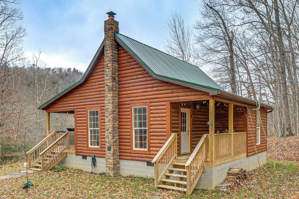 Property Exterior | Single-Story Cabin w/ Loft
