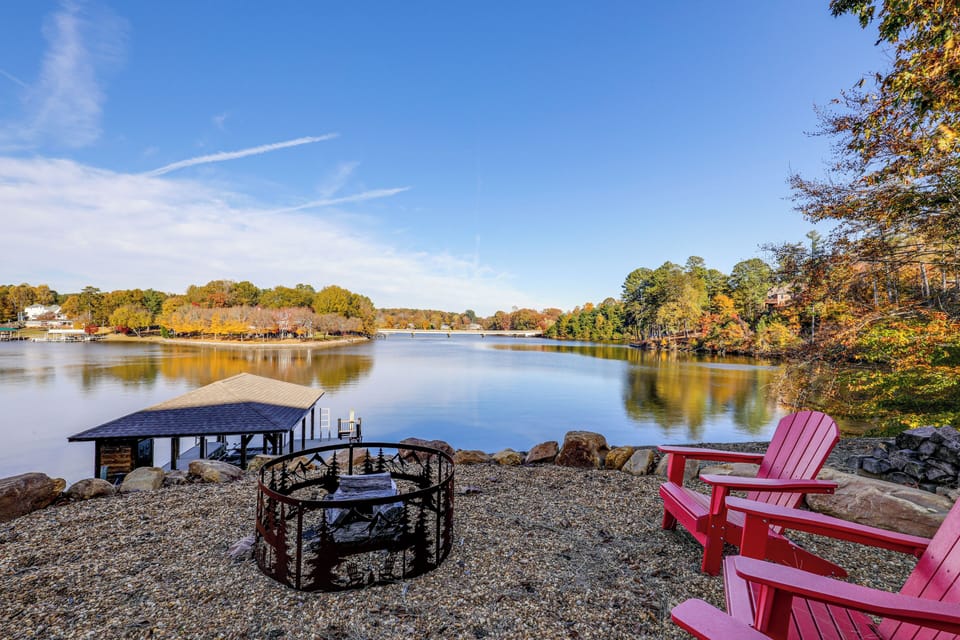 Hickory Vacation Rental | 4BR | 3.5BA | 4,600 Sq Ft | 1 Small Step to Enter