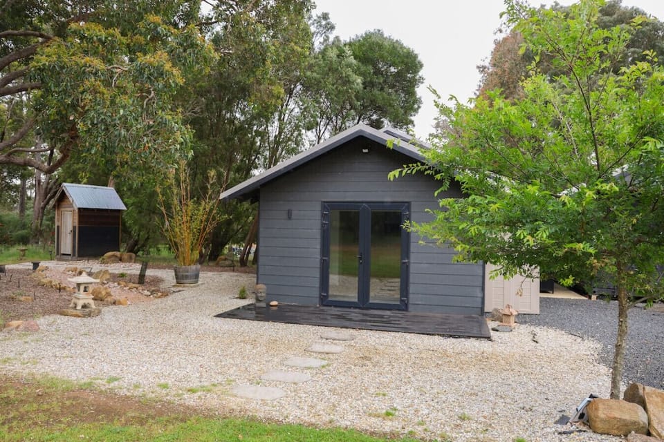 Studio on Percheron: Entrance & Amenities